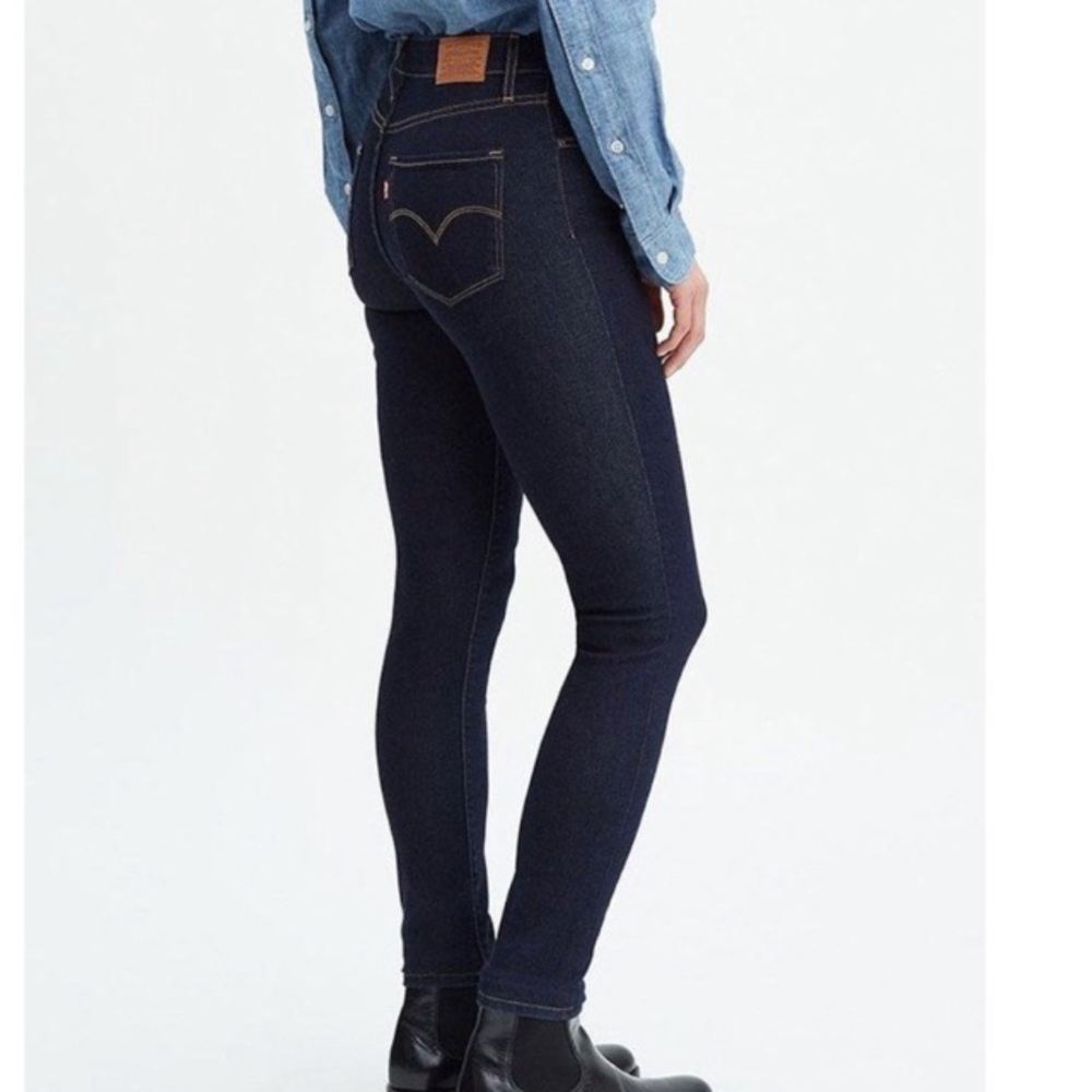 Levi’s 721 High Rise skinny jeans dark wash 27